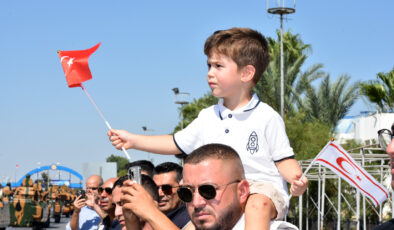 Lefkoşa Dr. Fazıl Küçük Bulvarı’nda 30 Ağustos Zafer Bayramı resmigeçit töreni