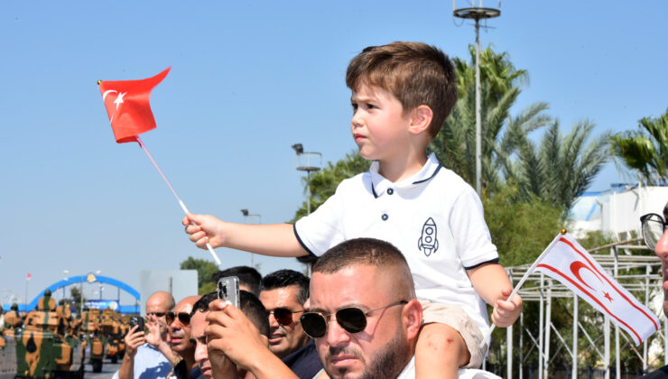 Lefkoşa Dr. Fazıl Küçük Bulvarı’nda 30 Ağustos Zafer Bayramı resmigeçit töreni