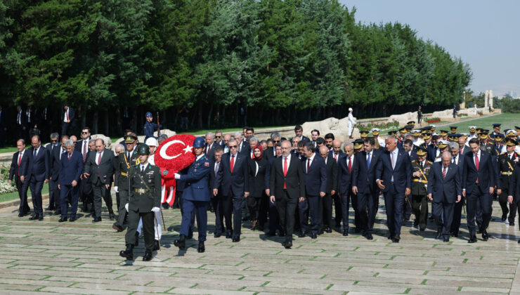 TC Cumhurbaşkanı Erdoğan başkanlığındaki devlet erkanı, Anıtkabir’i ziyaret etti