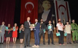 Cumhurbaşkanı Ersin Tatar, “Her Şey Bu Vatan İçin” adlı tiyatro oyununu izledi