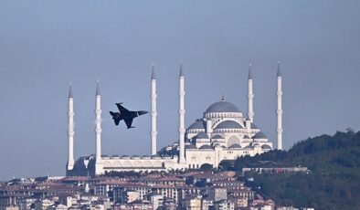 SOLOTÜRK’ten İstanbul semalarında selamlama uçuşu