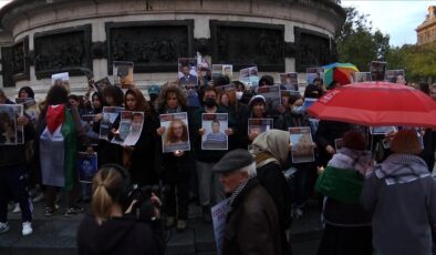 Paris’te Filistin destekçisi kadın hakları savunucuları İsrail’e silah ambargosu uygulanması için yürüdü