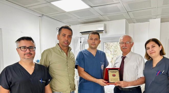 Diyaliz ve Böbrek Hastaları Derneği’nden Prof. Dr. Gür’e plaket