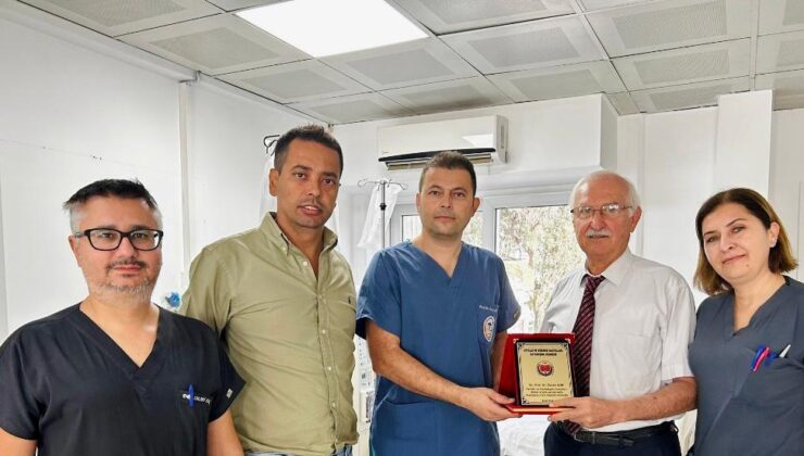 Diyaliz ve Böbrek Hastaları Derneği’nden Prof. Dr. Gür’e plaket