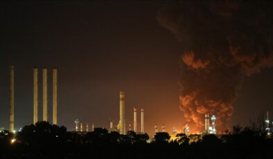 İran’ın güneybatısında bir petrol rafinerisinde yangın meydana geldi