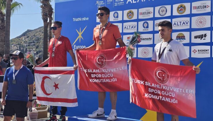 Triatlerlerimiz kürsürde yer aldı