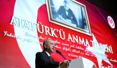 TC Cumhurbaşkanı Erdoğan: “Atatürk’ü putlaştırmak isteyenler kadar, Atatürk’ü tamamen yok sayanlar da Gazi’nin milletimizin gönlündeki yerini sarsamayacak”