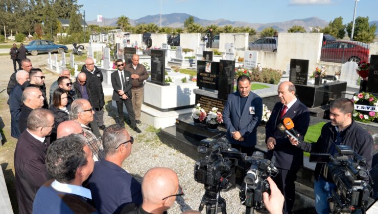 Cumhurbaşkanı Tatar, spor yazarı Raif Özgüren için Lefkoşa’da kabri başında düzenlenen anma törenine katıldı