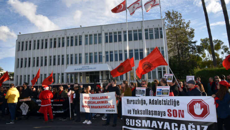 Orta öğretim öğretmenlerinden Başbakanlık önünde eylem