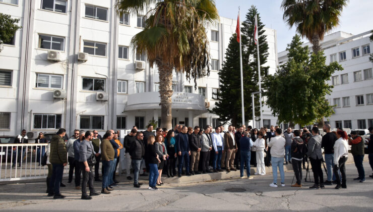 Sendikalar Maliye Bakanlığı önünde basın açıklaması yaptı