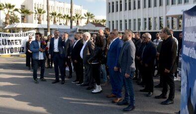 Hür-İş Başbakanlık önünde protesto eylemi yaptı: “Cuma akşamı Lefkoşa’da yürüyüş düzenlenecek”