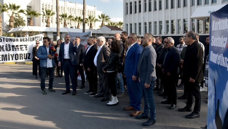 Hür-İş Başbakanlık önünde protesto eylemi yaptı: “Cuma akşamı Lefkoşa’da yürüyüş düzenlenecek”