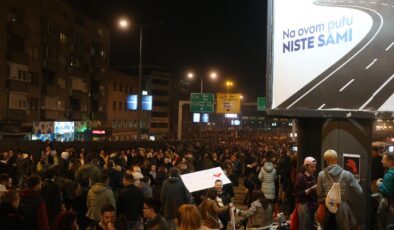 Sırbistan’da öğrencilerin yol kapatma eylemi sürüyor