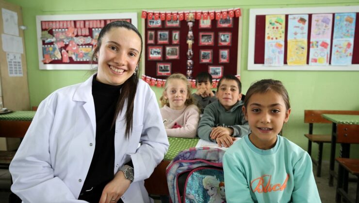 Köy okulunun tek öğretmeni: Soba yakarak sınıfı ısıtıyor, en iyi eğitimi vermek için çabalıyor