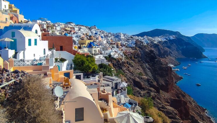 Santorini Adası’nda 30 kilometrelik fay hattının aktif hale geldiği belirtildi