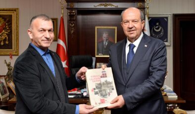 Cumhurbaşkanı Tatar, “Kıbrıs Ulaşım Tarihi” isimli eserin yazarlarından İzzet Derkan’ı kabul etti