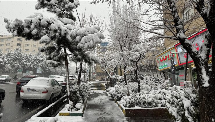 İran’ın başkenti Tahran’da soğuk hava nedeniyle okullar ve kamu kurumları tatil edildi