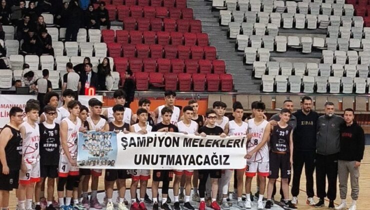Karma’dan anlamlı pankart