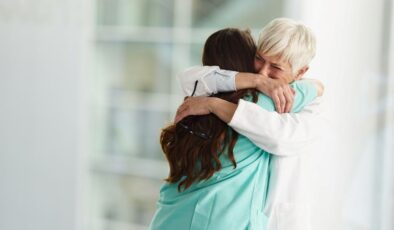 Ebeveynleri depresyona sürükleyen sancılı süreç: Boş yuva sendromu nedir?