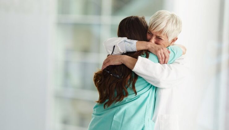 Ebeveynleri depresyona sürükleyen sancılı süreç: Boş yuva sendromu nedir?