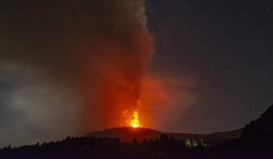 İtalya’da Etna Yanardağı’nda lav akışı meydana geldi