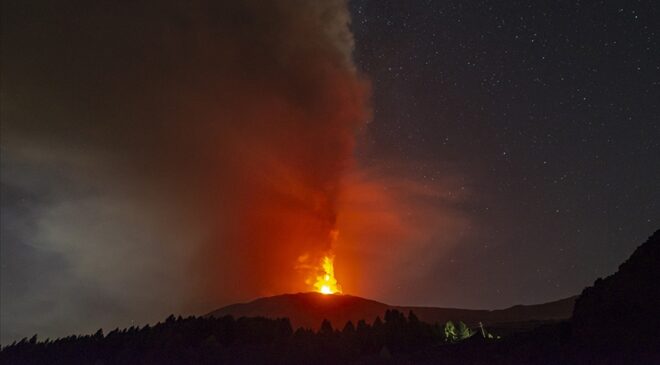 İtalya’da Etna Yanardağı’nda lav akışı meydana geldi