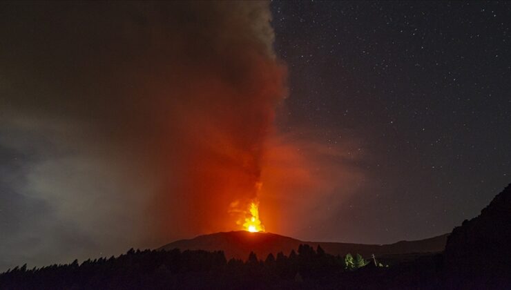 İtalya’da Etna Yanardağı’nda lav akışı meydana geldi