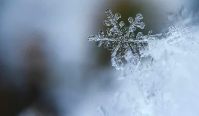 Soğuk hava ülkemizi etkilemeye devam ediyor..Bazı bölgelerde kısa süreli hafif kar yağışı etkili oldu