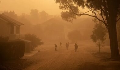 Limasol’da kuvvetli rüzgar hasara yol açtı, tozlu hava kentleri turuncuya boyadı…