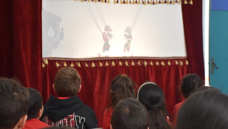 Karagöz ile Hacivat gölge oyunları Girne’deki İlkokullarda eğitim alan öğrenciler için sahneleniyor