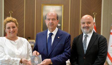 Cumhurbaşkanı Tatar’a albüm takdimi yapıldı