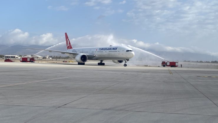 THY’nin ikinci geniş gövde uçağı Ercan’a teker koydu