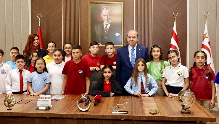 Cumhurbaşkanı Tatar, görevini 9 Eylül İlkokulu öğrencisi Melin Kunt’a devretti