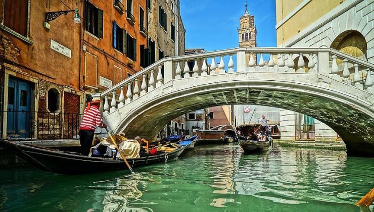 Venedik’te günübirlik turistlerden geçen yıl alınmaya başlayan giriş ücreti bu yıl da devam edecek