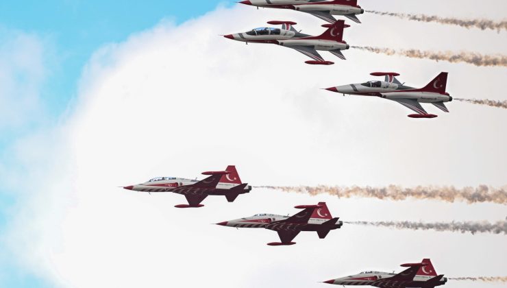 Türk Yıldızları TEKNOFEST KKTC’de gösteri uçuşu yaptı