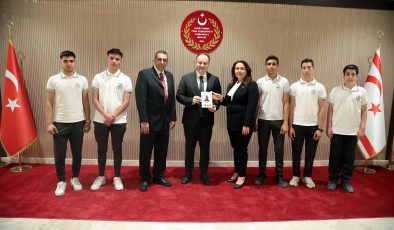 Meclis Başkanı Öztürkler Sedat Simavi Endüstri Meslek Lisesi öğrencilerini kabul etti