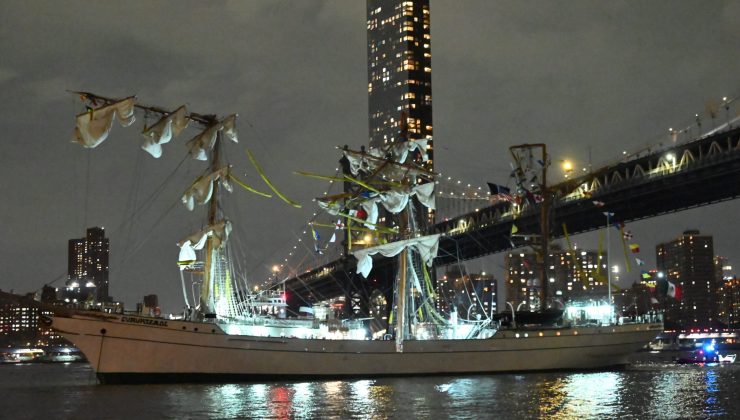 New York’ta Meksika donanmasına ait gemi Brooklyn Köprüsüne çarptı