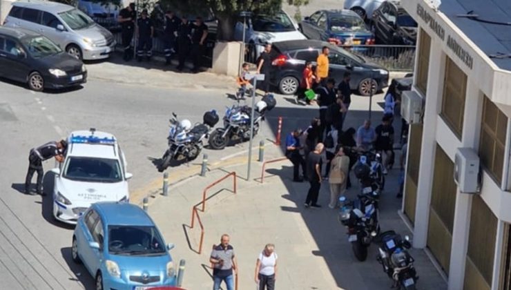 Kıbrıslı Türkler Güney Lefkoşa’daki Kaymakamlık önünde eylem yaptı