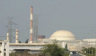 İran’da “nükleer hakkı savunmak” için zenginleştirme tesisinin önünde insan zinciri oluşturuldu