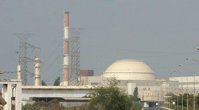 İran’da “nükleer hakkı savunmak” için zenginleştirme tesisinin önünde insan zinciri oluşturuldu