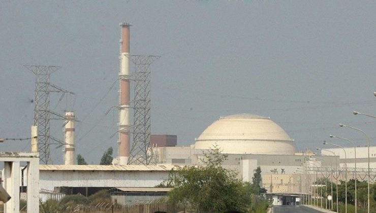 İran’da “nükleer hakkı savunmak” için zenginleştirme tesisinin önünde insan zinciri oluşturuldu