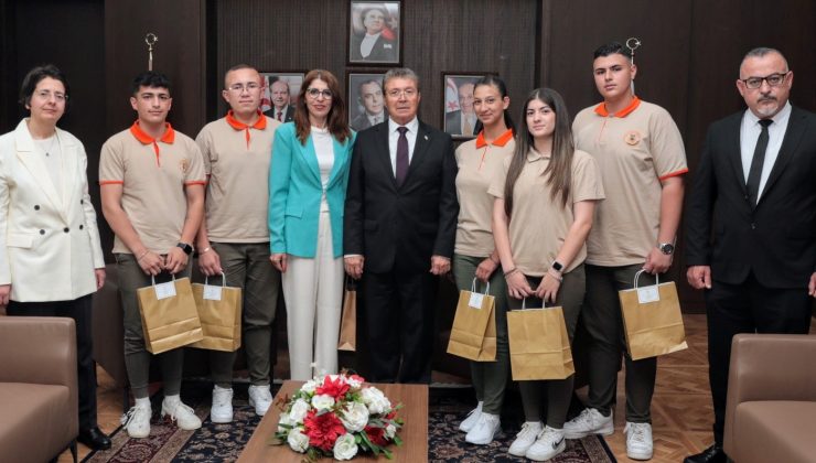 Başbakan Üstel, Esin Leman Lisesi öğretmen ve öğrencilerini kabul etti