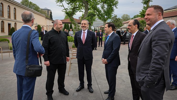 Ukrayna: “Ukrayna heyeti bugün koşulsuz ateşkesi sağlamak için İstanbul’da”