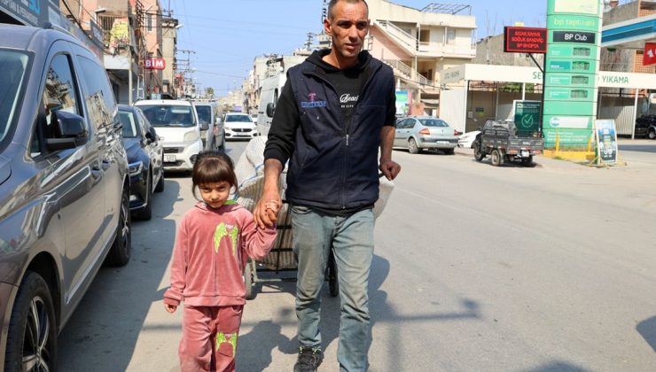 6 yaşındaki Hayrunisa görme engelli babasının gözleri oldu: Kağıt toplarken yanından ayrılmıyor