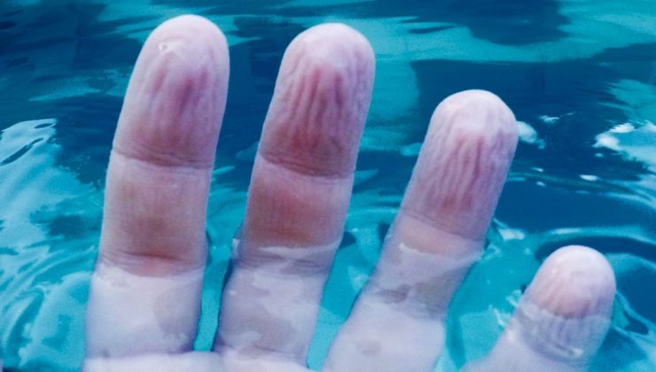 Banyo sonrası parmaklarınız neden buruşur? Nedeni sıcak su değil