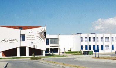 Atatürk Öğretmen Akademisi öğrencileri değiştirilen öğretmenlik sınav tüzüğünün geri çekilmesini istedi