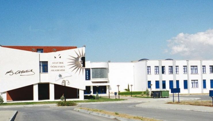Atatürk Öğretmen Akademisi öğrencileri değiştirilen öğretmenlik sınav tüzüğünün geri çekilmesini istedi