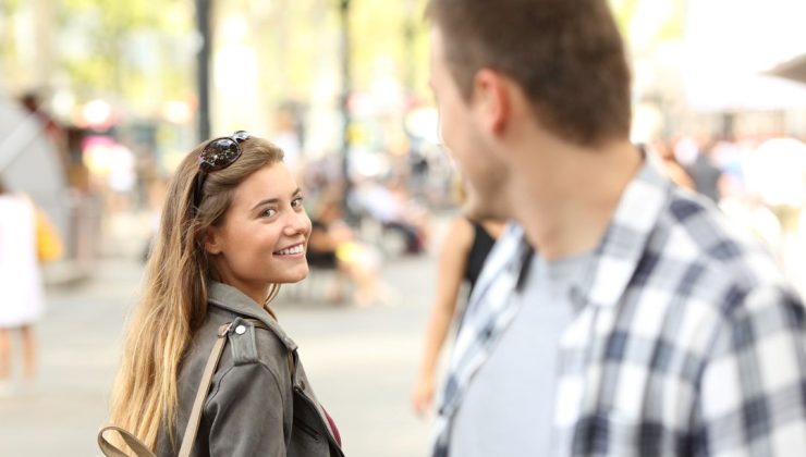 Birinin sizden hoşlandığını nasıl anlarsınız? 8 işaret ele veriyor