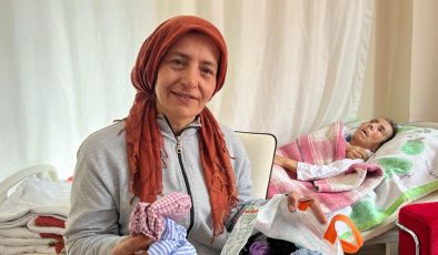 Alzheimer hastası annesine bakmak için dikmeye başladı: Siparişlere yetişemiyor – Son Dakika Yaşam Haberleri