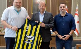 Cumhurbaşkanı Tatar, Fenerbahçe Spor Kulübü Yönetim Kurulu Asbaşkanı,Fenerbahçe Beko Erkek Basketbol Şube Başkanı Komsuoğlu’nu kabul etti